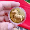 2026 Ano do Cavalo Folha de Ouro Imitação Moedas de Ouro da Sorte para Atrair Riqueza, Envelope Vermelho Mãe, Bolsa de Veludo, Presente de Bem-Estar para Transmissão ao Vivo