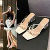 Sandálias transparentes de strass sem fecho 2026 femininas de verão para uso externo novas sandálias confortáveis de salto grosso de cristal para usar com vestidos