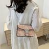 Bolso de hombro de moda de verano 2024, bolso de viaje distintivo, bolso cruzado con cadena distintiva, bolso cuadrado pequeño informal.