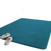 Suministro directo de fábrica alfombra de dormitorio color sólido de forro polar de coral moderno y simple manta de mesita de noche alfombra de lana corta entrega entrega de una pieza