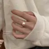 Anel de Pérola Fashion para Mulheres, Design de Nicho, Luxo Leve, Sensação de Alto Padrão, Anel Ajustável para Dedo Indicador, Anel Simples e Elegante, Atacado