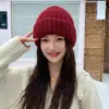 Gorro de punto para mujer, nuevo estilo de invierno, gorro de lana con patrón de letras, hace que la cara se vea más pequeña, mantiene las orejas calientes, estilo coreano, versátil y esponjoso