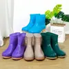 Botas de lluvia cortas elegantes, forradas de polar y acolchadas, zapatos de cocina antideslizantes e impermeables, botas de agua para mujeres, estudiantes y adultos, zapatos de goma cálidos de invierno