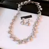 Galhos Prateados e PérolasConjunto de brincos e colar de galhos geométricos cravejados de diamantes, um acessório de joia luxuoso e de alta qualidade para mulheres