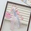 Colgante de bolsa de cinta de encaje rosa dulce con forma de corazón estilo coreano con llavero de oso y lazo lindos para mochilas de niñas