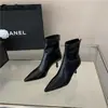 Primeiro Encontro Botas de Cano Curto de Salto Alto Marrom de Alta Qualidade para Mulheres 2026 Novo Estilo Europeu e Americano Bico Fino Salto Agulha Botas Finas Botas de Moda
