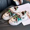 Zapatillas para Niña Estilo Nuevo Primavera y Otoño 2025 Zapatos Blancos de Cuero con Suela Gruesa con Velcro Zapatos Deportivos para Niños Zapatos Casuales de Suela Suave