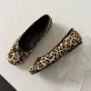 Zapatos planos bajos con lazo de estampado de leopardo para mujer, nuevos zapatos planos tipo bailarina sin cordones primavera/verano 2026, zapatos de abuela adelgazantes