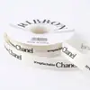 Fita impressa em inglês de 2 cm com um toque de luxo, usada para embrulhar buquês, decorar caixas de presente e como material artesanal para floristas.