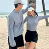 Roupa de Banho de Casal Atacado 2025 Novo Verão Proteção Solar Manga Longa Slim Roupa de Mergulho de Casal para Férias Traje de Surf para Homens e Mulheres