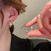 Hebilla de Oreja Circular Ola Perla Única Diseño de Nicho Pendientes de Alta Gama Pendientes Circulares de Perla Simples y de Moda para Mujer