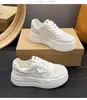 Zapatos deportivos casuales blancos cómodos de malla transpirable populares para mujeres menudas, zapatillas nuevas de otoño 2026 con suela gruesa para aumentar la altura