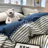 Conjunto de Quatro Peças com Borda Ondulada e Padrão Triangular Estilo Minimalista Novo Modelo 2026 Roupa de Cama Listrada para Dormitório de Estudante Cama de Solteiro Conjunto de Três Peças