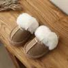 Chinelos Peludos Infantis 2025 Outono e Inverno Novo Estilo Estilo Coreano Leves com Solado Macio de Algodão para Meninos e Meninas para Uso Doméstico e Externo