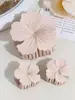 Pinza para el pelo de flor de margarita de color Morandi mate transfronteriza europea y americana para recogido en la parte trasera del cabello Pinza para el pelo de flor Pinza de tiburón Accesorio para el cabello para mujer