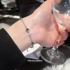 Pulseira Redonda Geométrica de Zircônia Exquisita e Simples Estilo Francês, Sensação de Luxo Leve e de Alto Padrão, Joia de Nicho Moderna e Versátil para Mulheres