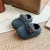 Zapatos de Algodón de Color Sólido para Niñas 2026 Nuevo Estilo Otoño/Invierno Niñas Pequeñas Antideslizantes Suela Suave Niños Medianos/Grandes Zapatos de Algodón Cálidos para Niños Forrados de Felpa