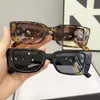 Nuevas gafas de sol estilo americano dulce y frescas transfronterizas para mujer, montura estrecha ojo de gato, moldeadoras de rostro, cadena metálica calada