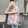 Bolsa de algodão com estampa floral estilo coreano, uma bolsa versátil e estilosa que pode ser carregada na mão ou usada no ombro, perfeita para estudantes do sexo feminino, leve e com grande capacidade, ideal para carregar livros para a aula