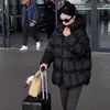 Abrigo acolchado de algodón y plumón de invierno 2026 para mujer, de longitud media, estilo nuevo, con capucha, corte holgado, chaqueta de algodón engrosada