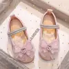 Sapatos Brilhantes de Princesa para Meninas 2026 Novo Estilo de Verão Sapatos de Couro com Laço e Strass para Menininhas Bico Redondo Sapatilhas de Solado Macio