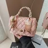 Bolsa de Mão Acolchoada Elegante e Moderna para Mulheres Verão 2025 com Lenço de Seda de Alto Padrão Versátil Bolsa Transversal com Corrente Tendência
