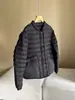 Nova coleção outono e inverno: jaqueta puffer justa, curta e canelada com gola alta, feita com 90% de plumas de pato branco, uma peça de alta qualidade e moderna em estilo europeu para mulheres