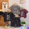 Roupas de Verão para Meninos 2026 Novo Conjunto Elegante de Duas Peças Camiseta de Manga Curta com Letra Grande para Bebê e Shorts Camiseta para Bebês e Crianças Pequenas