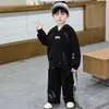 Conjunto de Moletom com Capuz de Malha Bordado para Meninos Primavera Outono 2026 Roupa de Duas Peças Fresca Estilosa Bebê Tendência