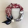 Lenço de Seda Elegante e Fashion Versátil Cauda Pequena Fivela Magnética de Pérola 2025 Verão Novo Artístico Decorativo Respirável Lenço de Pescoço