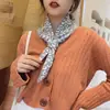 Novo Lenço Triângulo com Estampa de Leopardo para Outono e Inverno para Mulheres, Estilo Coreano, Versátil para Estudantes, Cachecol e Xale Quente de Lã Tricotada Dupla Face