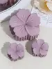 Pinza para el pelo de flor de margarita de color Morandi mate transfronteriza europea y americana para recogido en la parte trasera del cabello Pinza para el pelo de flor Pinza de tiburón Accesorio para el cabello para mujer