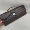 2026 Primavera/Verano Nuevo Bolso de Mano tipo Clutch de Piel de Vaca con Estampado de Margaritas Bolso de Noche Bolso Baguette con Diseño de Cierre Horizontal
