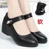 2026 Sapatos de Couro Macio para Mães Primavera e Outono Mocassins Confortáveis para Mulheres de Meia-Idade e Idosas Velcro Salto Médio Sapatos de Couro Femininos