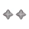 Pendientes de trébol de cuatro hojas plateados con diamantes, pendientes pequeños exquisitos, personalidad simple europea y americana, pendientes de alta gama para Instagram, venta al por mayor