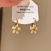 Broche de Flor Chapado en Oro~Estilo de Lujo Ligero Clip para Oreja de Flor con Circonita, Electrochapado en Oro Real de 14K, Pendientes Versátiles de Alta Gama Elegantes Vintage
