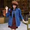 Foto Real de Camisa de Mezclilla Azul Oscuro Vintage de Hombros Rectos para Mujer, Uso en Capas, Nuevo Estilo Primavera y Otoño 2025, Top Suave para Figuras Pequeñas