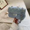 Moda Verão 2026 Pequena Bolsa Quadrada Única com Alça de Ombro Acolchoada com Diamantes Estilo Chanel Bolsa Feminina Sensação de Alto Padrão Bolsa Transversal com Corrente