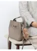 Bolso de Mano Nuevo de Nicho para Mujer Otoño/Invierno 2026 Bolso de Hombro Vintage de Gama Alta para el Trabajo y los Viajes Diarios Bolso Cruzado tipo Cubo