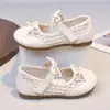 Sandálias de Princesa para Meninas 2026 Novidades Primavera/Verão Bebê Vazadas Respiráveis Sapatos de Uma Sola Tecidos Mary Jane Pequenos Sapatos de Couro