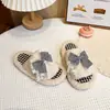 Pantuflas dulces de estilo coreano para niña con estampado de lazo, colección otoño/invierno 2026 para niñas, pantuflas peludas de una tira para interiores