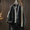 Colección nueva Primavera/Otoño 2026: una chaqueta corta de cuero PU súper moderna y genial estilo motociclista con cuello alto y tres franjas, en negro