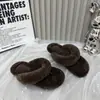 Primeiro Encontro com o Estilo Coreano Outono/Inverno 2026 Novas Pantufas Peludas para Mulheres, Uso Externo, Sandálias de Dedo, Pantufas Peludas com Solado Grosso, Modernas