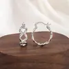 Pendientes de metal retorcido de diseño moderno, sencillo y exageradamente únicos, con un aire europeo y americano, versátiles nuevos pendientes de corazón hueco