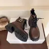 Botas Chelsea Femininas de Salto Grosso para Baixinhas 2024 Outono Novo Estilosas com Solado Grosso Retro Aumentadoras de Altura Estilo Britânico Emagrecedoras Botas Curtas