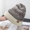 Gorro com bloco de cores e borda enrolada com etiqueta de couro, chapéu de malha versátil para outono e inverno, estilo transfronteiriço europeu e americano, chapéu slouchy casual versátil