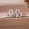 Pendientes de Corazón Irregular Sencillos de Aguja Plateada Moda Versátiles Pequeños Exquisitos Pendientes para el Trabajo Pendientes de Diseño Nicho