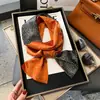 Lenço Longo de Seda Artificial Primavera e Outono Novo Lenço de Moda leve luxo temperamento versátil lenço pequeno estilo casual lenço quadrado pequeno