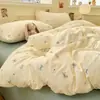 Novo conjunto de cama de quatro peças em gaze dupla jacquard com textura de nuvem, adequado para dormitórios de estudantes, incluindo lençóis, capa de edredom e fronhas.