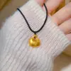 Collar Colgante de Fortuna Gordo Estilo Influencer de Moda para Mujer, Lujo Ligero, Sensación Elegante y de Alta Gama, Cierre de Cordón Negro, Cadena para Clavícula con Sentido de Diseño